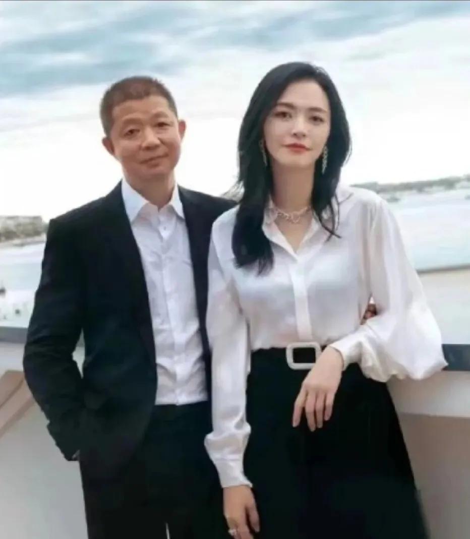 姚晨和二婚老公曹郁同框出席活动，二婚老公虽然长得不高不帅，却抱得美人归！姚晨和前