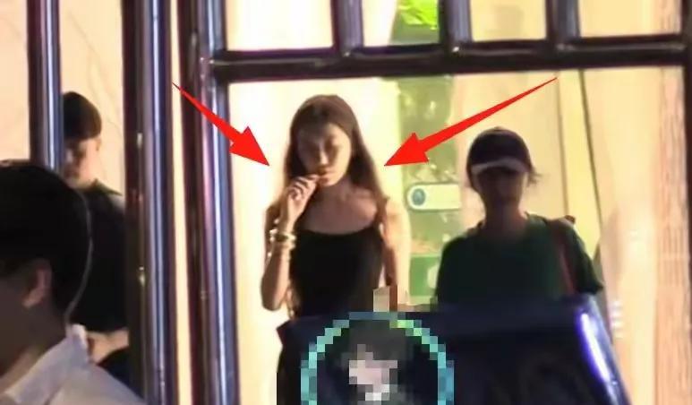 李嫣抽电子烟没啥奇怪的，在国外，年轻人，抽烟，纹身都是日常。我侄女，去美国，奥大