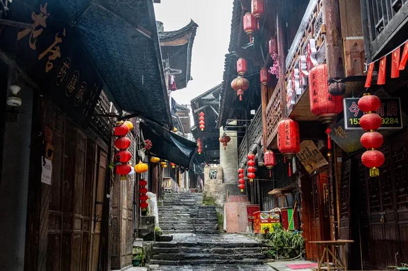 《一路繁花2》这节目真是欢乐多！75岁的刘晓庆闹了个超有意思的“笑话”。在卡尔他