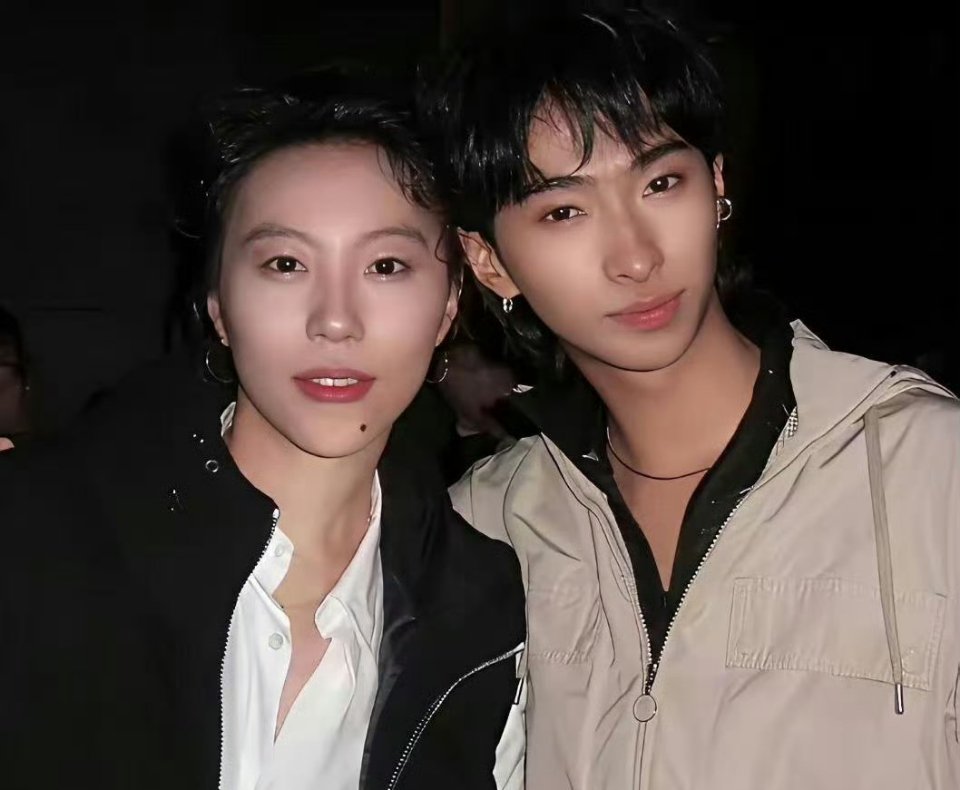 伊能静儿子与王菲女儿同框，二人个性十足，这画面绝了