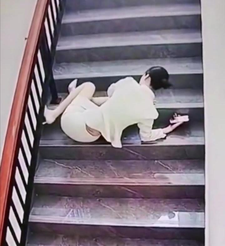 “当代周扒皮！”广西南宁，一女子为了能挤上公司早高峰的电梯准点上班，特意每次先下