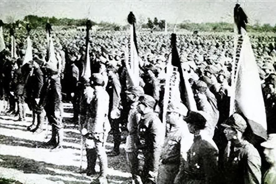 1940年，19岁的陈楚军本来只是一个农家青年。一天，他从田里干活回到家，得知哥