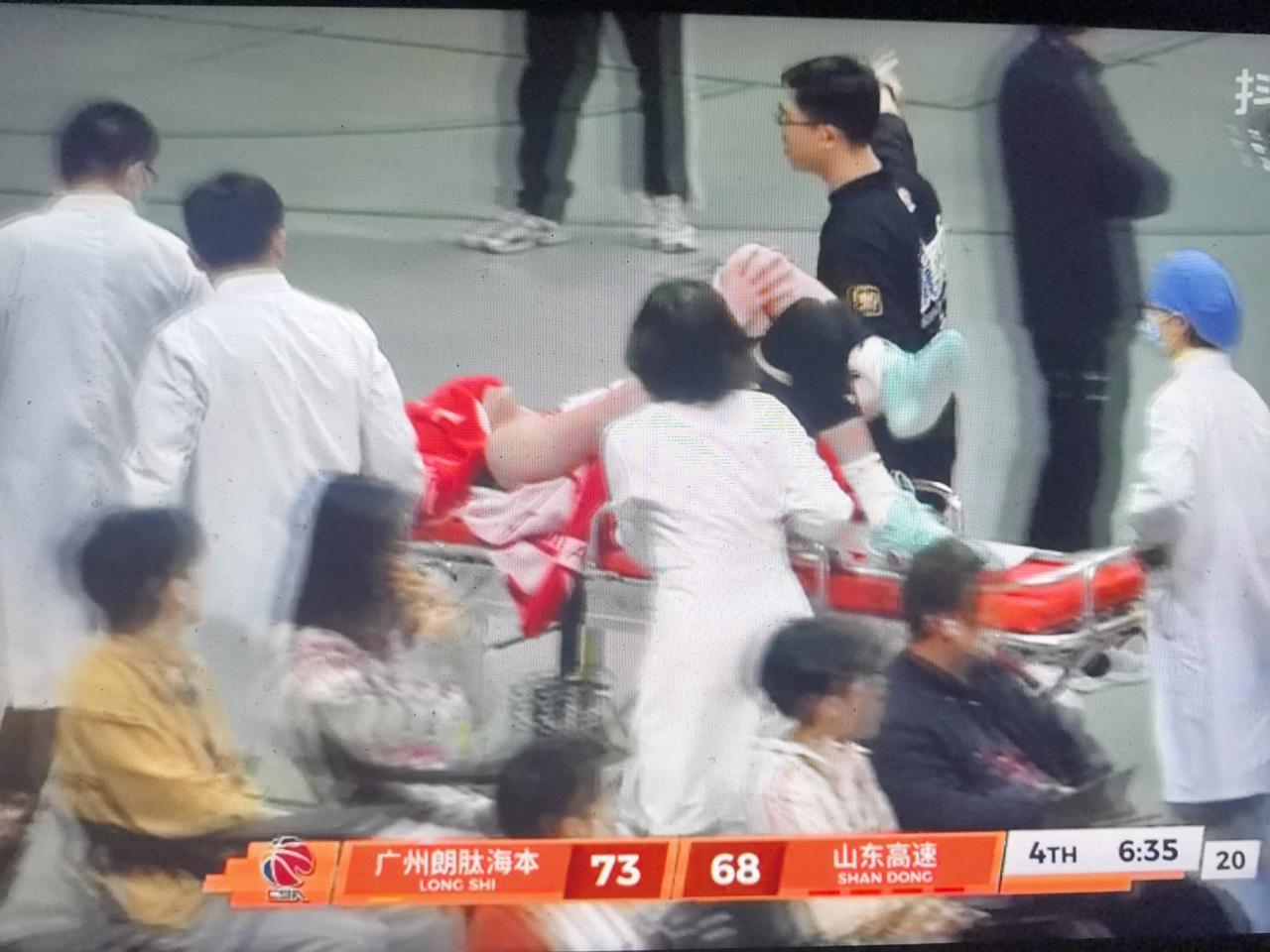 郭艾伦的大伤既正常又不正常！昨晚上郭艾伦又受大伤了，是直接用车推出去的，伤真的