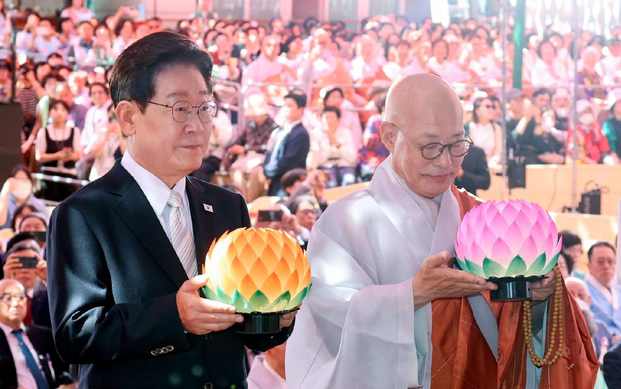 佛诞节献灯，韩国两任总统的对比出来了！5月24日，韩国现任总统李在明在首尔