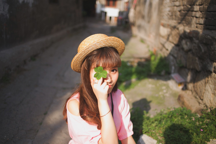 中年女人，不会轻易和异性发展关系。毕竟，走到中年阶段，女人在感情里摸爬滚打多年