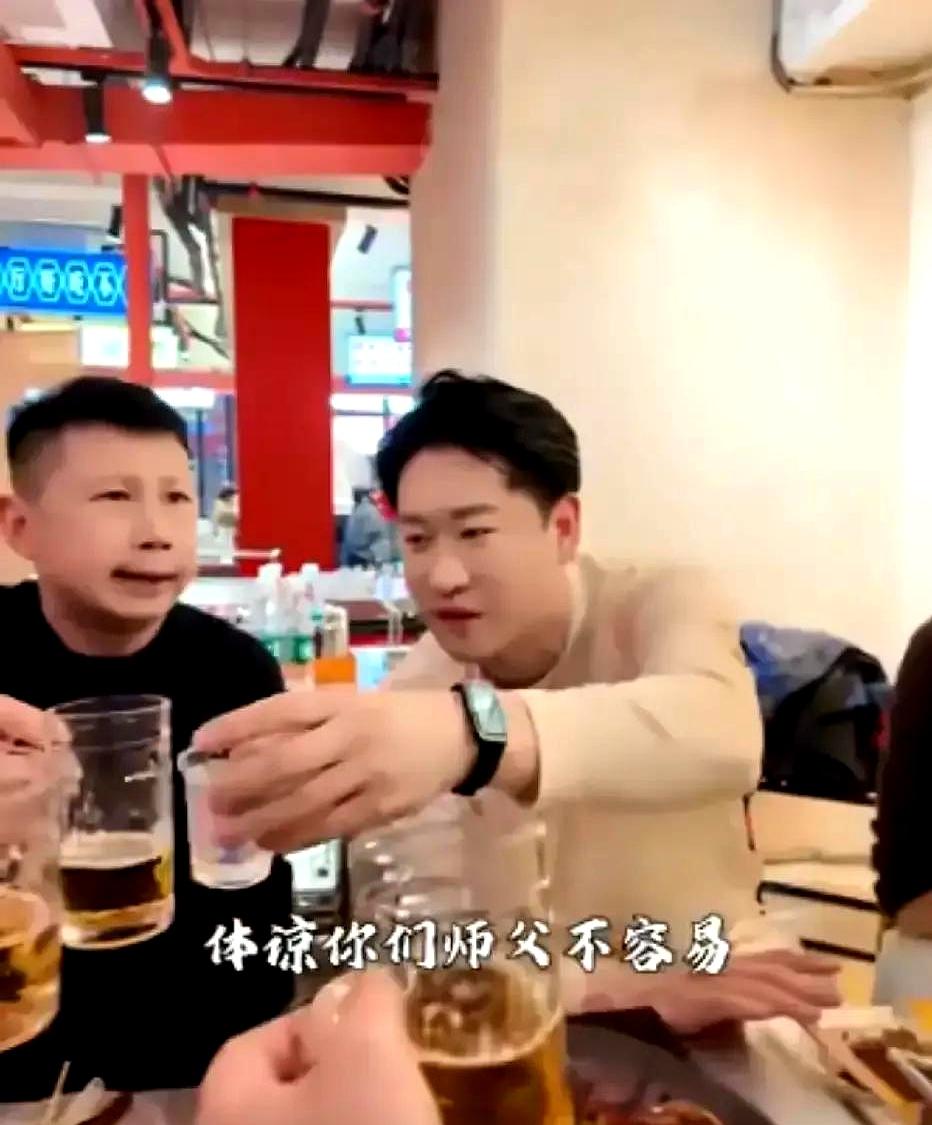 曹云金把何云伟喊来跟徒弟们同桌吃饭，视频一出立马炸锅。俩人当年都从德云社