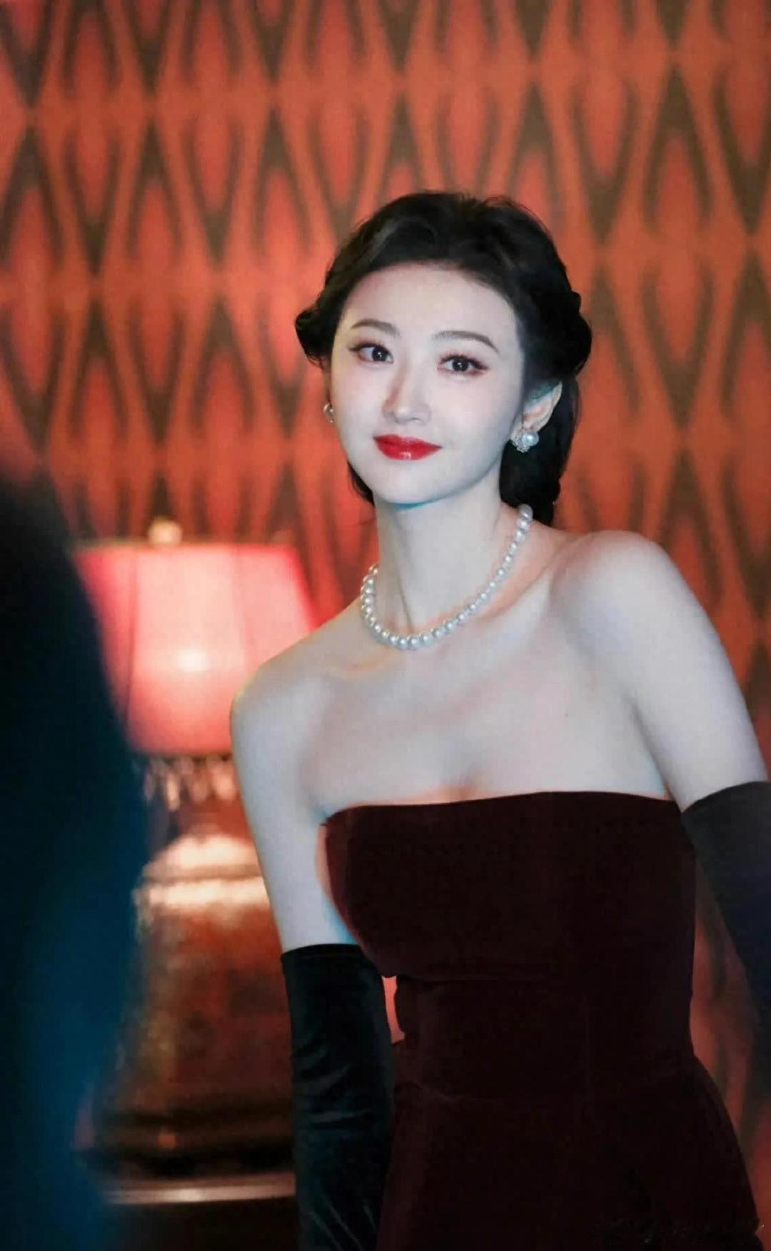 景甜诠释人间富贵花，珍珠美人气韵温润贵气自然流露​