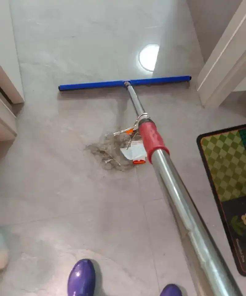 姐姐上班了，她说她在医院干保洁，早晨6点上班到中午11点下班，下午2点上班，5点