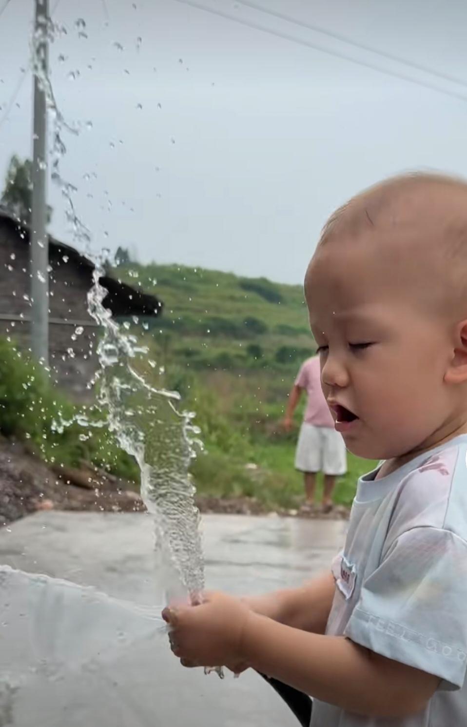 小妹儿和小二娃太会生了，生下这两个很可爱的儿子。小成成一生下来的时候就白白的，
