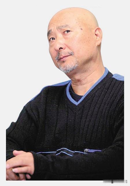陈佩斯24岁儿子大婚只摆3桌，却当众给刘晓庆下跪磕头喊“姑奶奶”，红包厚得吓人，
