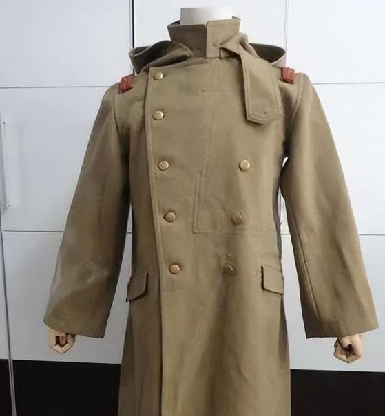 1939年，八路军营长缴获一件日军大衣，觉得材质不错，便送给杨成武。谁料，杨成武
