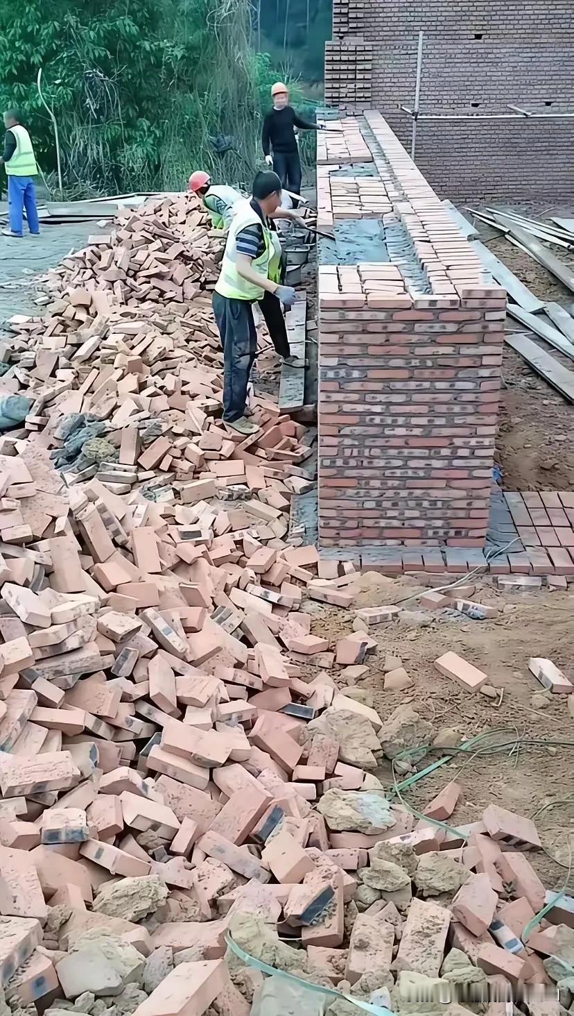 村里一户不差钱的村民，正在盖新房。从新闻里看到中日关系剑拔弩张，恐怕真的打起来，