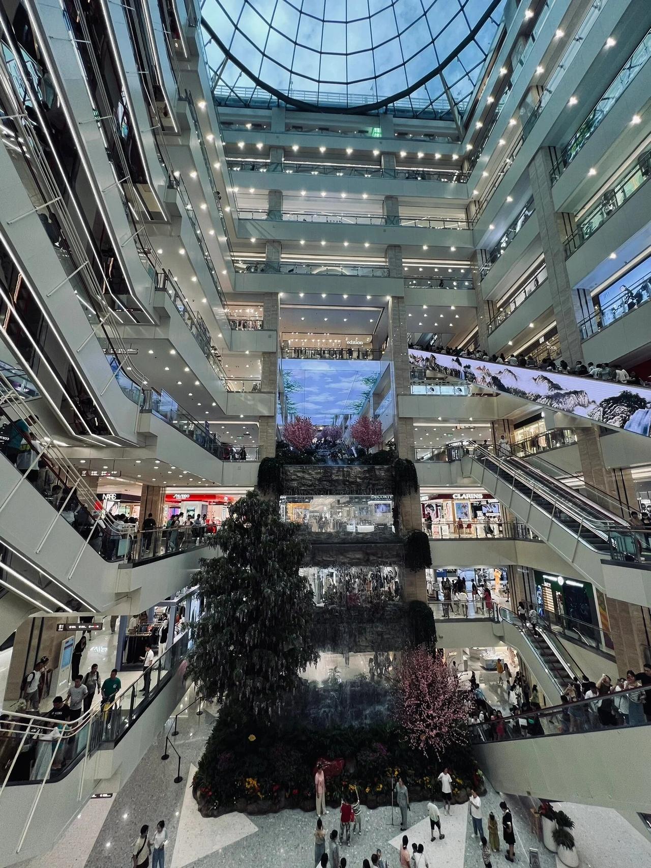 2026年6月中下旬。西安赛格海底捞正式停止营业。员工统一分流至MOM