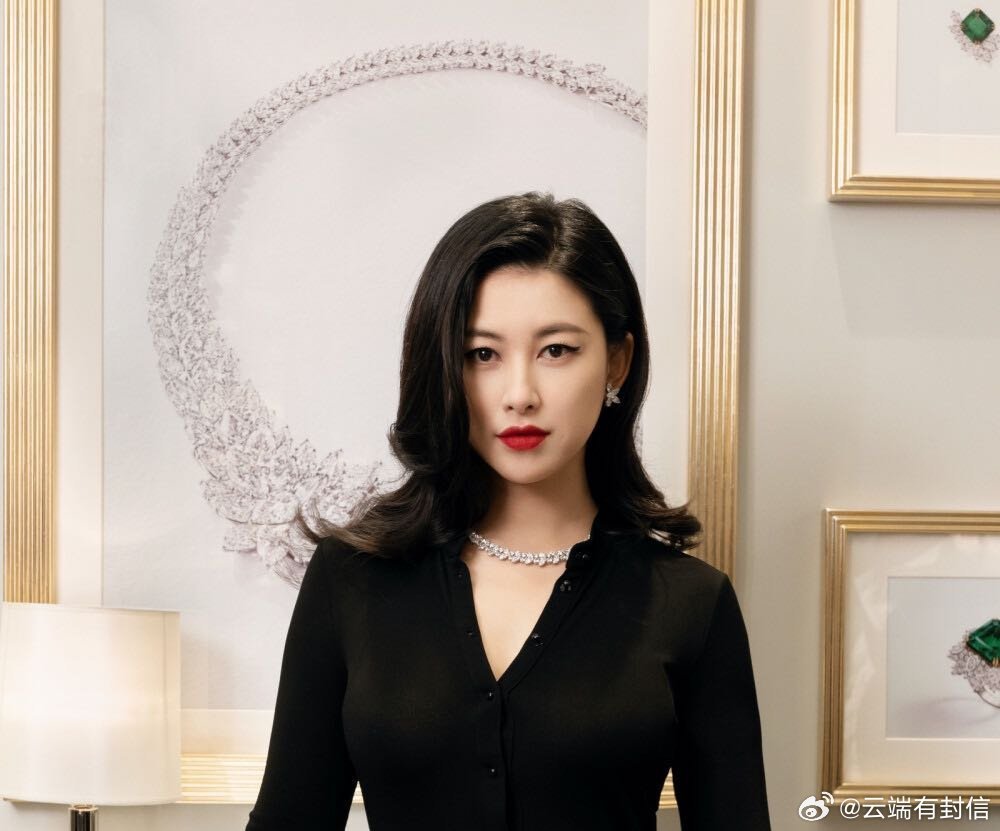 朱珠朱珠内娱收藏主理人深耕收藏通晓艺术美学，朱珠自带沉淀多年的松弛贵气，审美独到