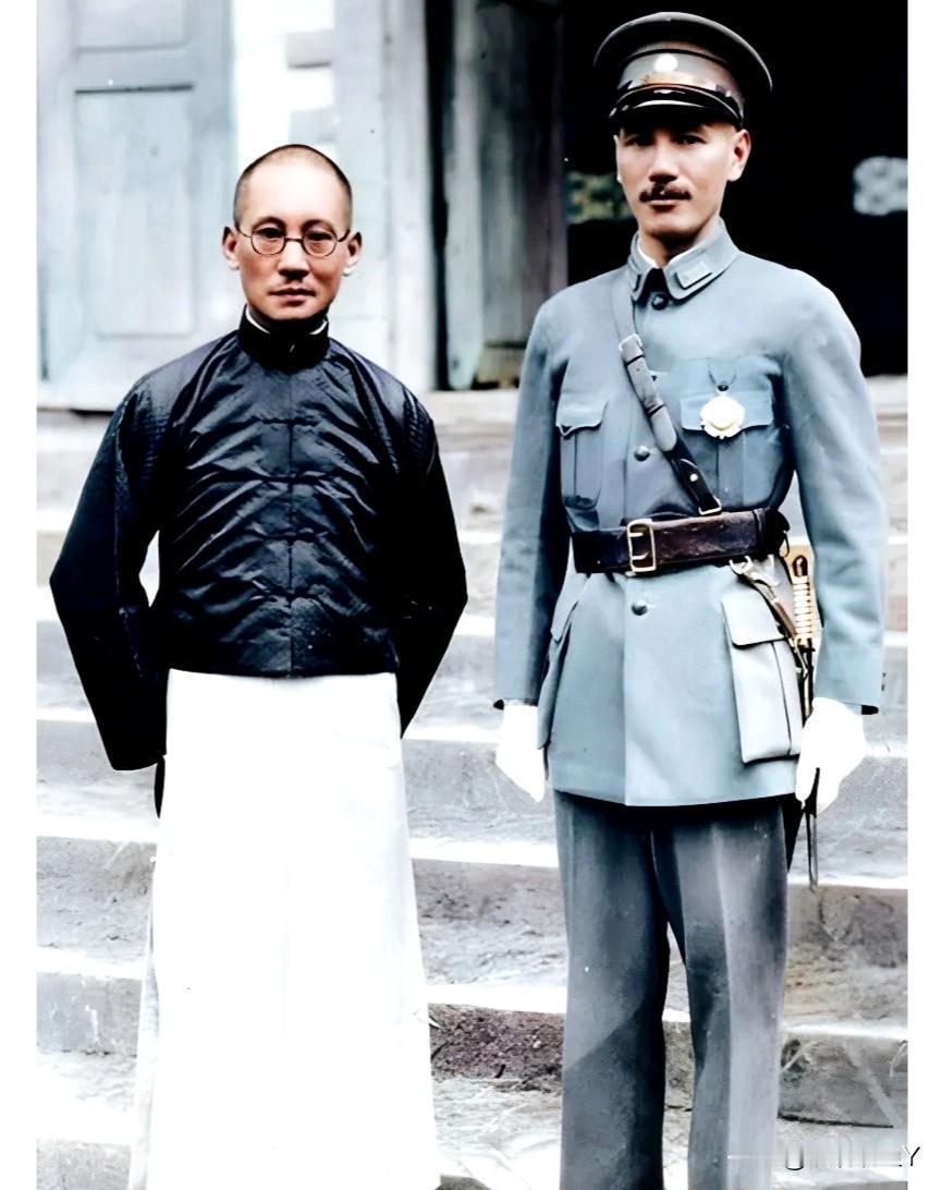 一九三三年秋，云南，龙云和蒋中正的合影老照片。这而非演员所扮，确是货真价实的本人