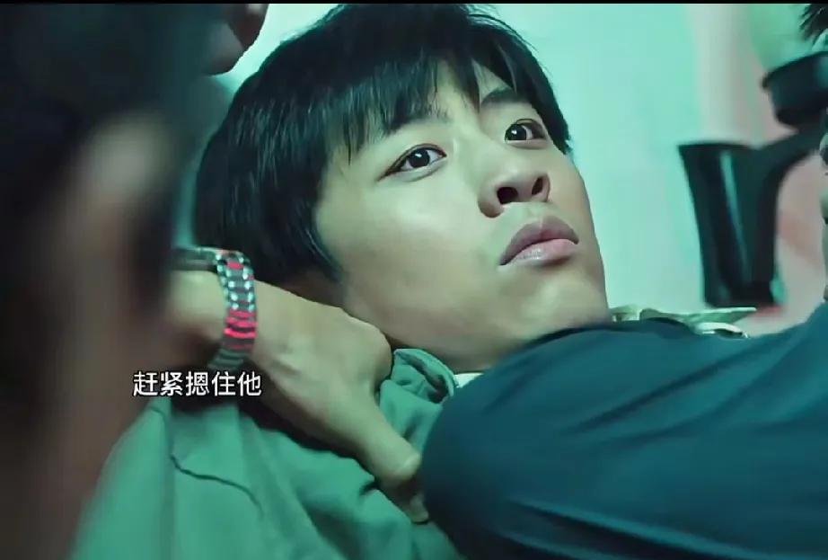 《扫毒风暴》林强峰揪内鬼，杨威摸枪，队友慌忙把他摁在墙上！林强峰故意演戏抓内鬼