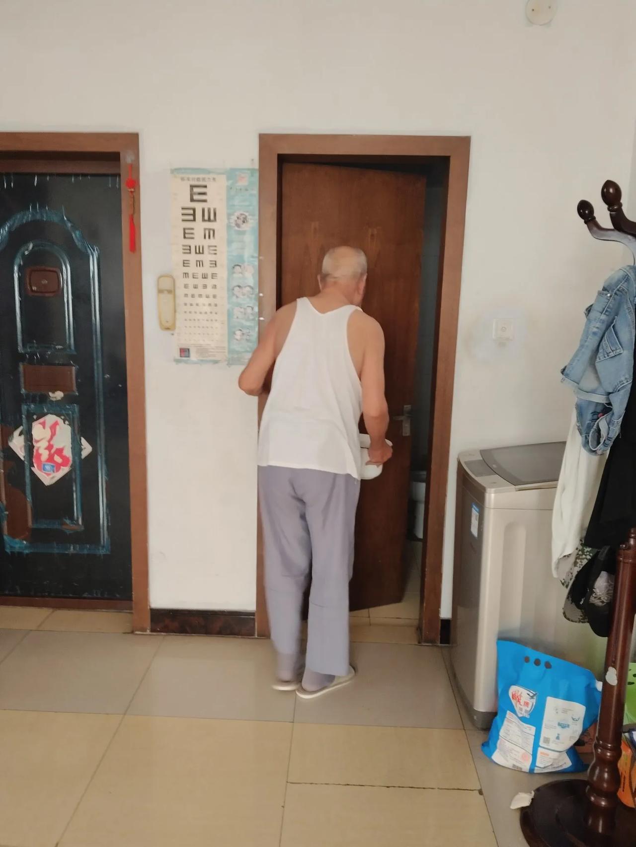 老了真没办法。87岁的老公公每天晚上八点多就休息了，虽然卫生间离他的卧室仅仅