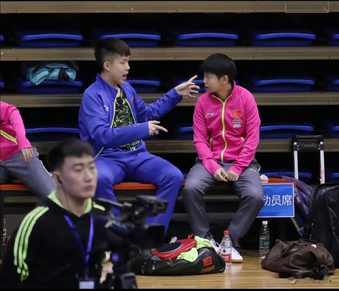 小头头说了啥，手舞足蹈，把妹宝逗乐得这样。小头头长在了小莎莎的笑点上，不管他说什