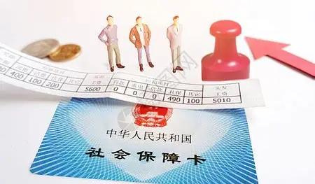 很多人一直搞不懂一个问题：公务员的退休金，到底是和普通人一样，从全国统一社保大池