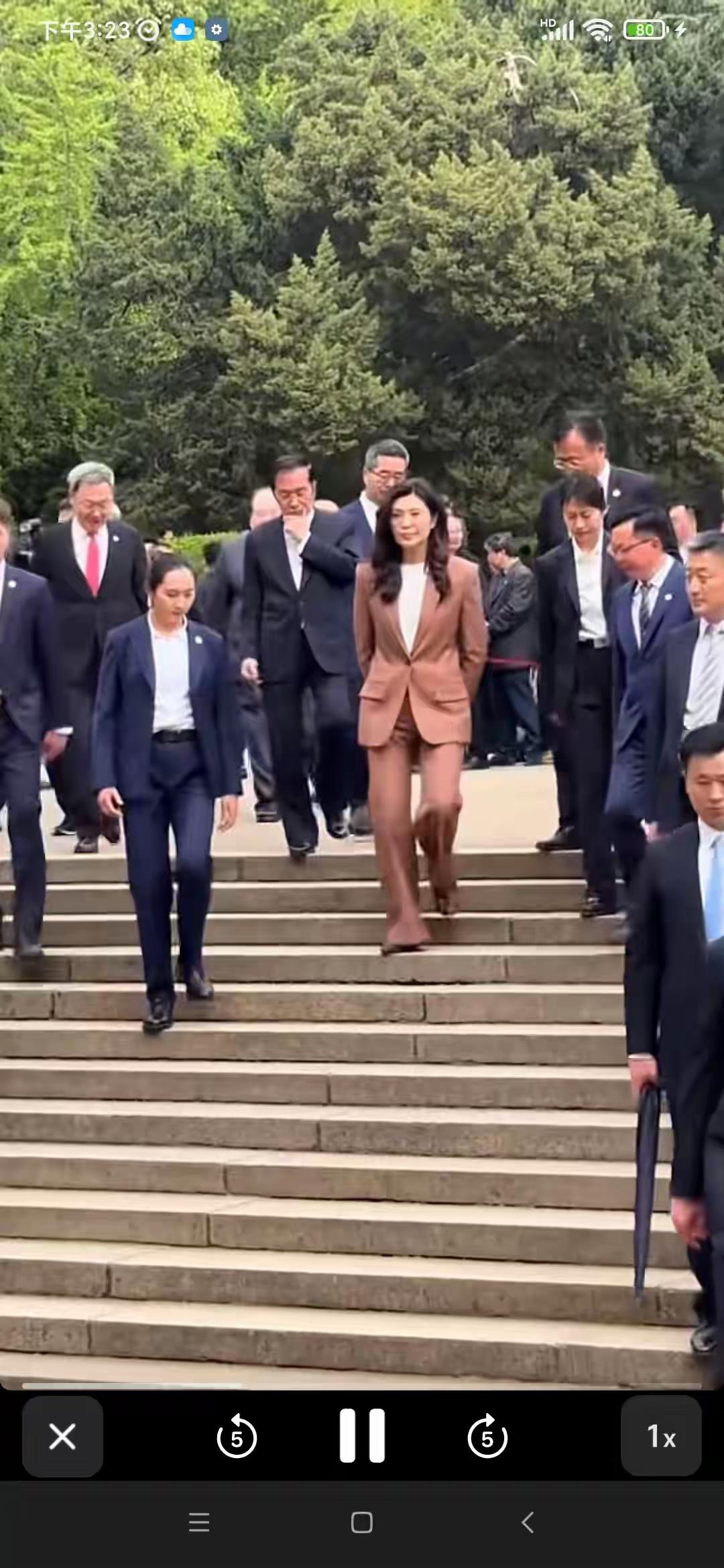 身姿挺拔，眼神锐利[吃瓜]