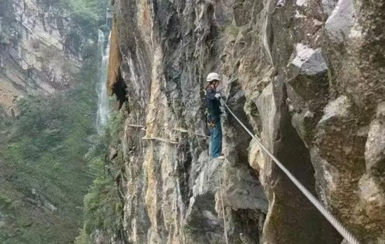游客悬崖秋千坠亡:女孩抬出门已断气