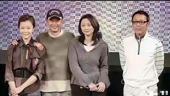 这有点过分了呀，红花配绿叶，陈老师身边不应该有一个美女吗？这样的站位我们一个普通