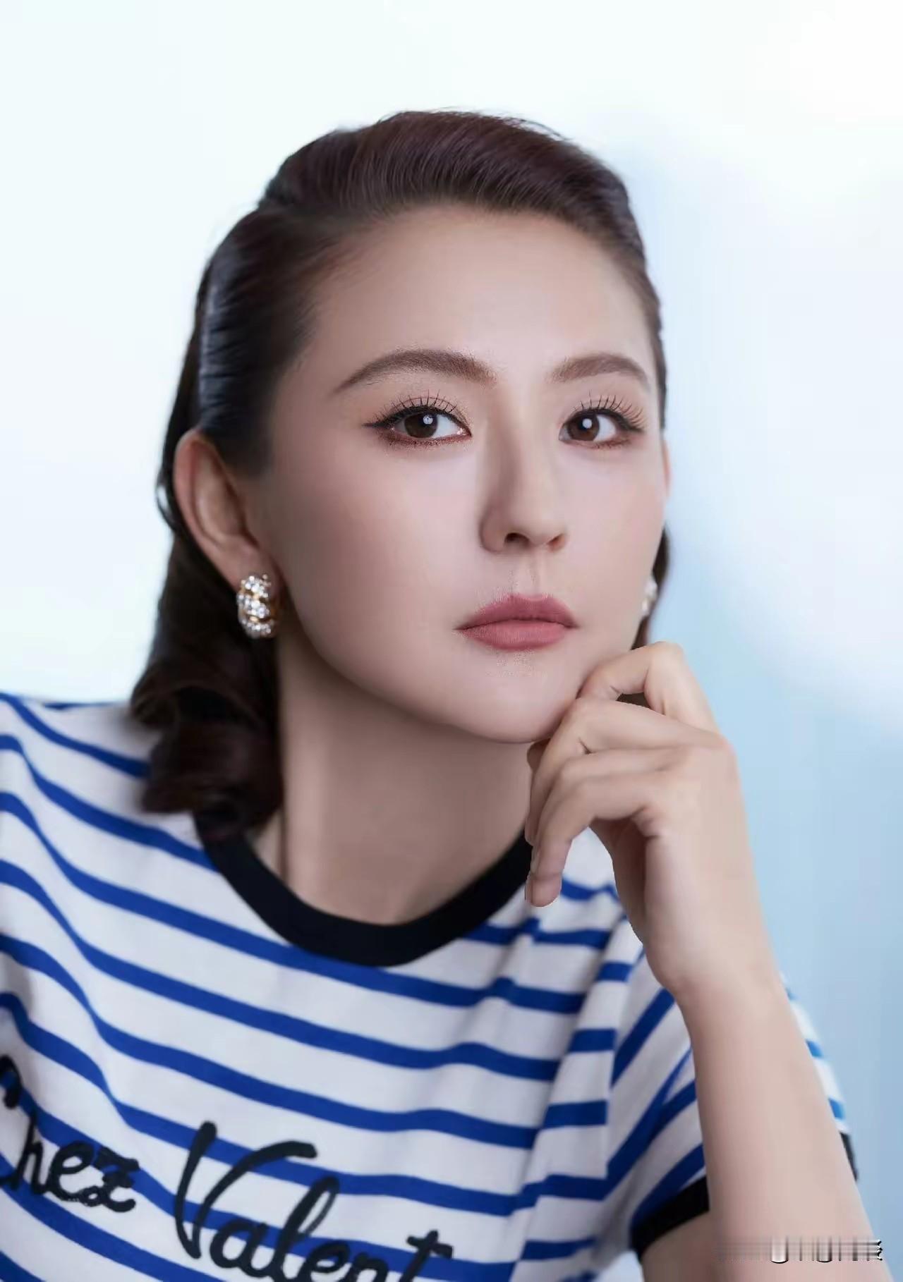 主持人问热依扎：独自带孩子累不累？她笑着回答：累，但看着孩子慢慢长大，所有辛苦