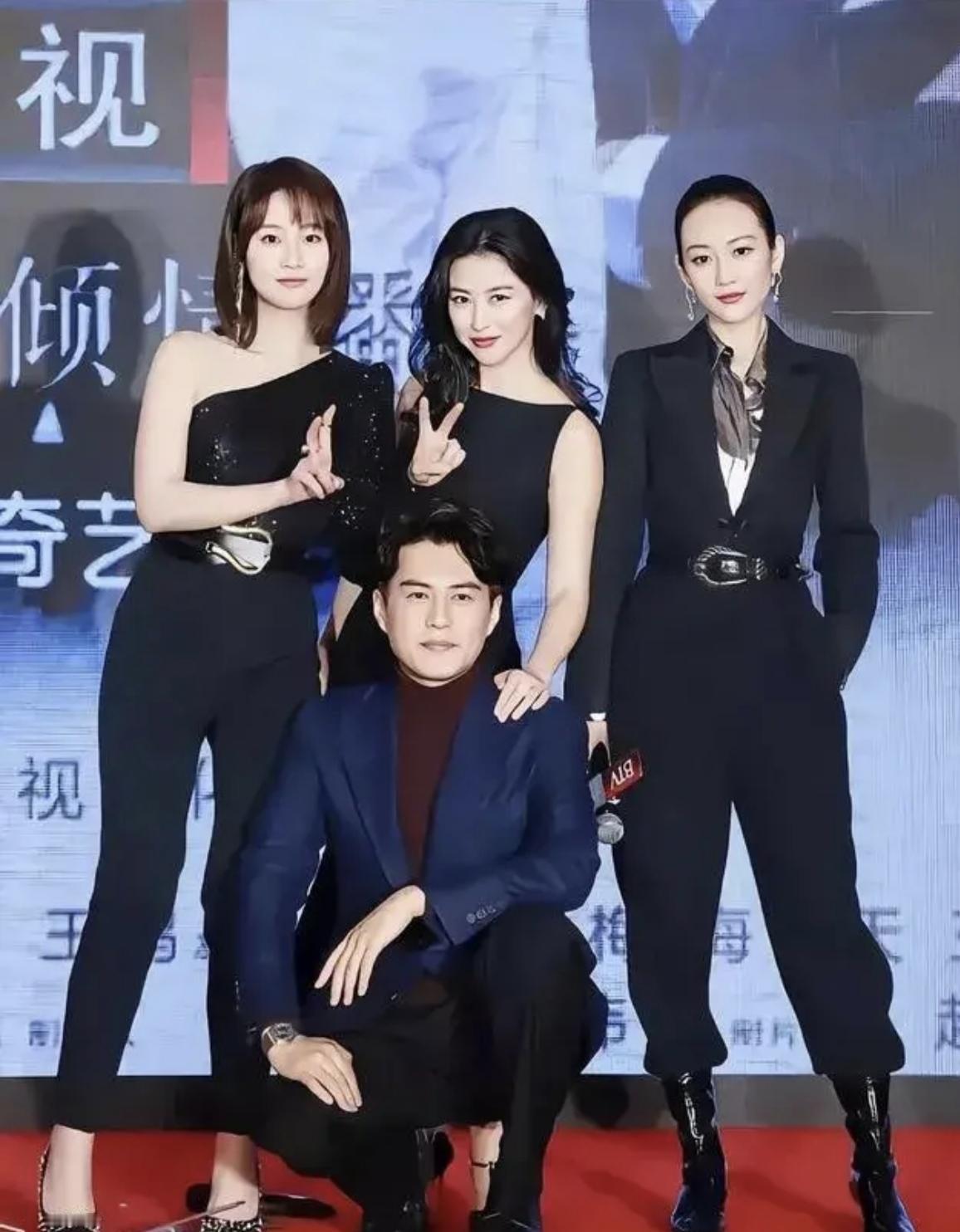 老话说“三个女人1台戏”，现在再加个男神靳东，这戏码可就更精彩了！这张照片里