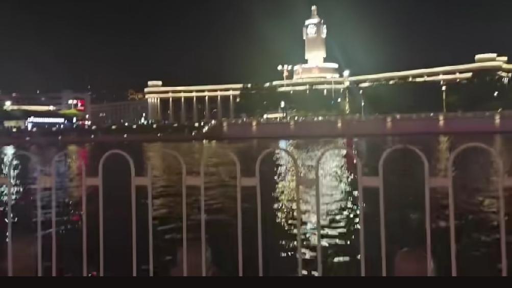 这回大家都满意了吧！津湾广场装上护栏，感觉是糟蹋美景。津湾广场海河两岸这一大段，
