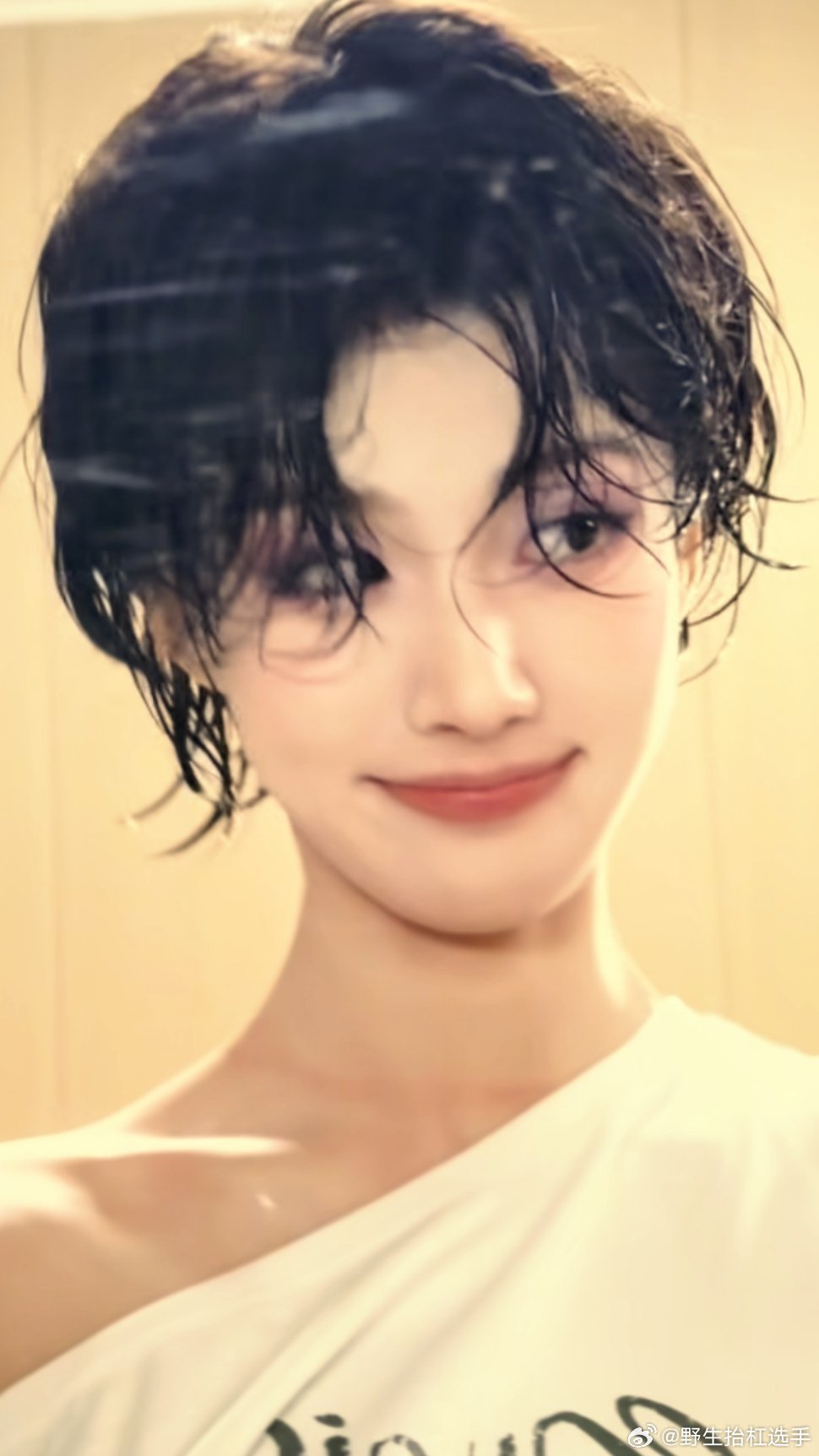你说这是卢昱晓？？！湿发短发造型好有少年气，是从未见过的风格了。看这个肩颈线条优