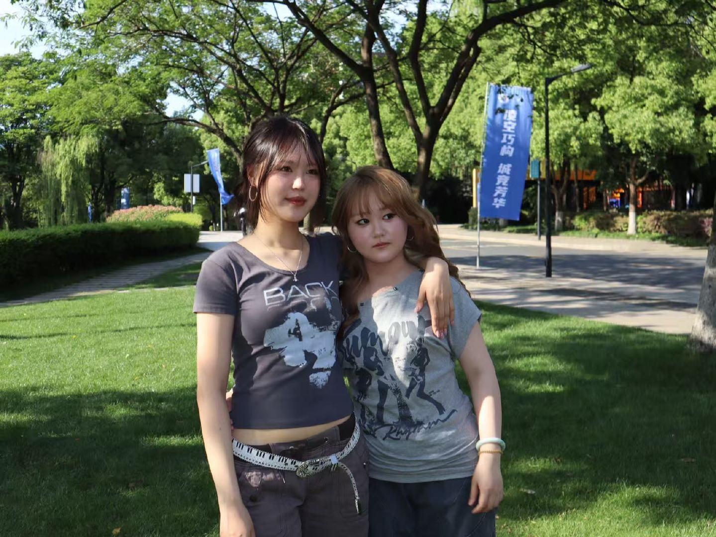 我靠完全李湘搂着王诗龄​