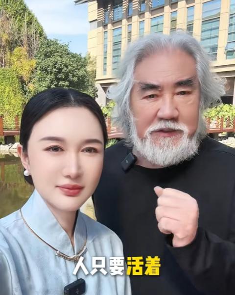 张纪中和陌生人吐槽养4个孩子累时，给所有男人都上了一课你可以娶小自己31岁的老