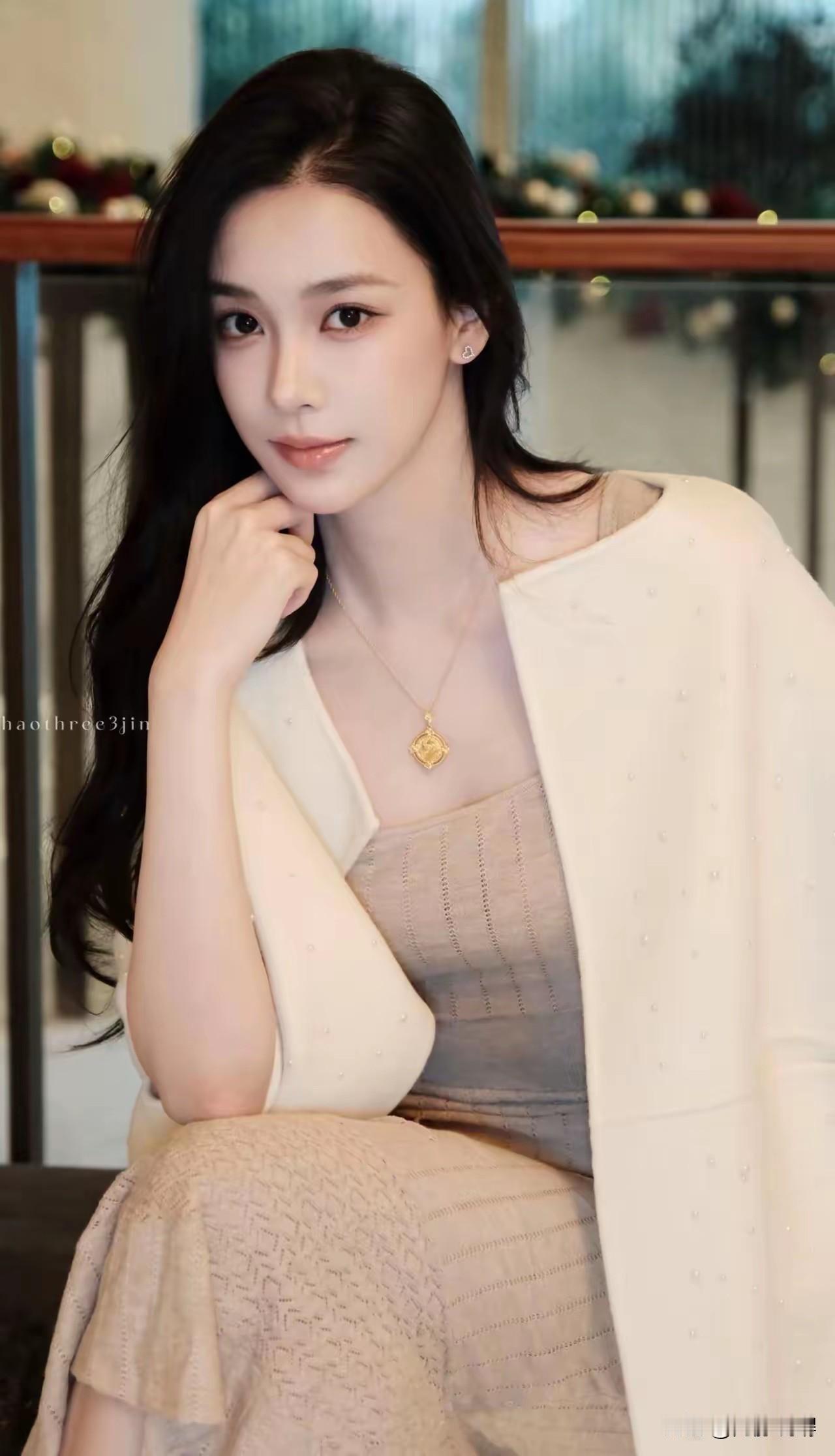 玉人倚栏思，花影入帘来。你认为最有气质的美女是谁