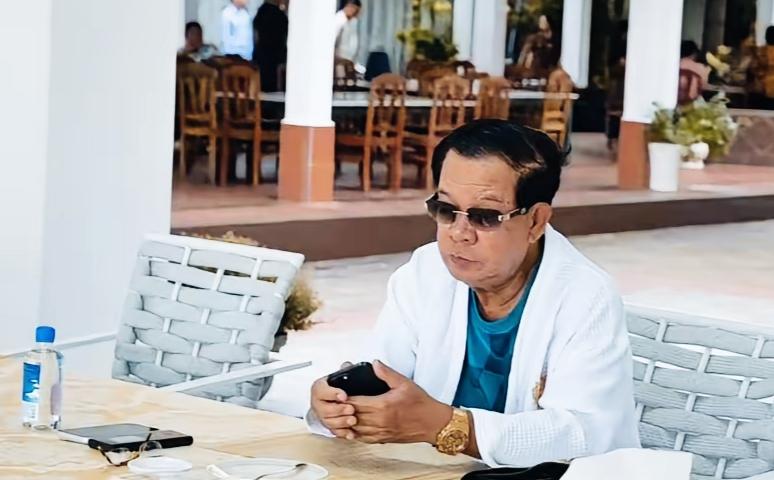 洪森这身装扮像什么人物呢？光这手机和手表是不是就价值不菲啊？这手表很显眼啊！