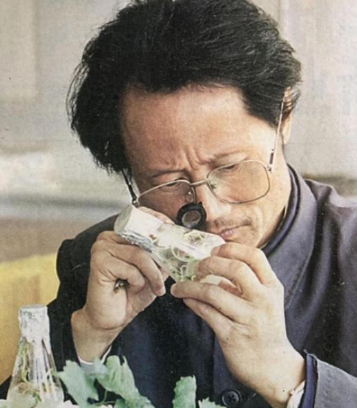 1998年，大学教授何家庆来到深山调研。由于过于饥饿，于是就向村民讨吃的。不料，