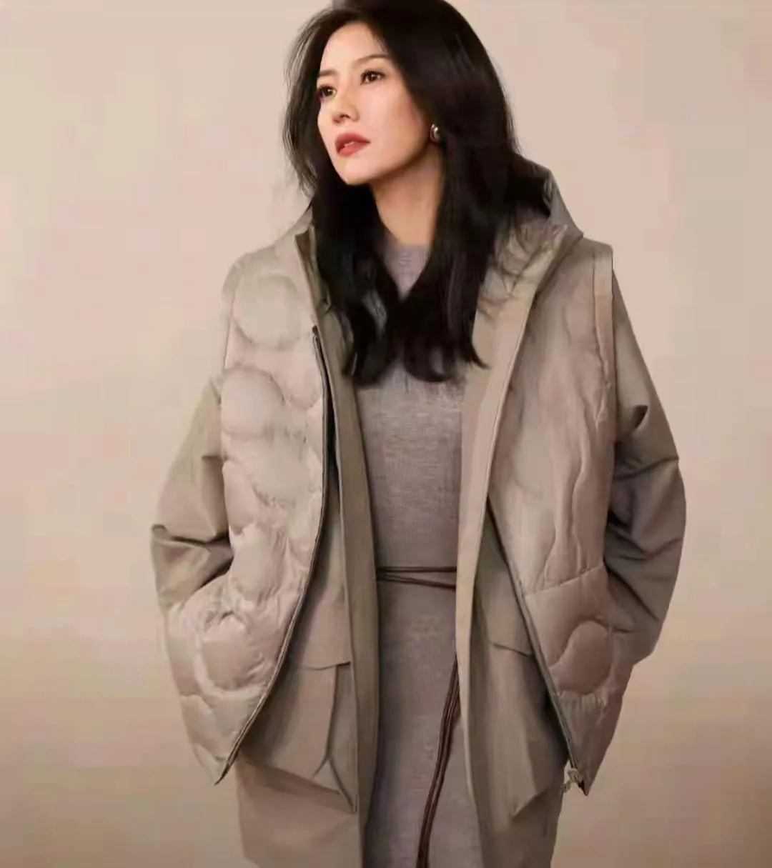 高圆圆这组冬日穿搭，把“温柔高级”焊在身上了✨浅灰菱格羽绒马甲叠穿同色系打