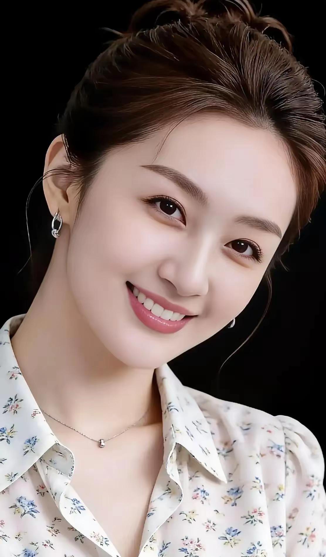 这位美女笑得真甜，耳环也很别致。