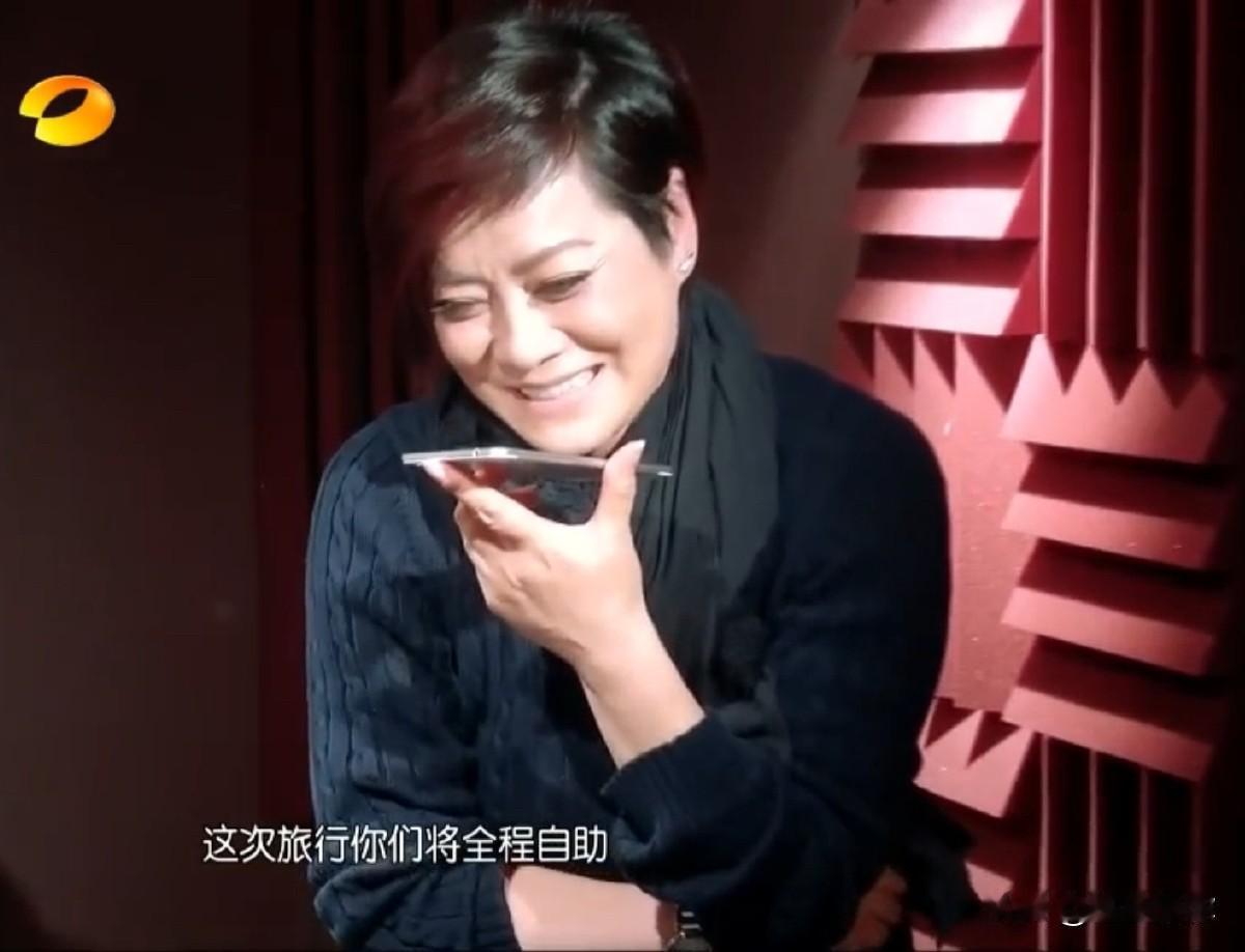 回看花儿与少年2开篇，毛阿敏那份抑制不住的亢奋，很耐人寻味。能拿到这档国民综艺，