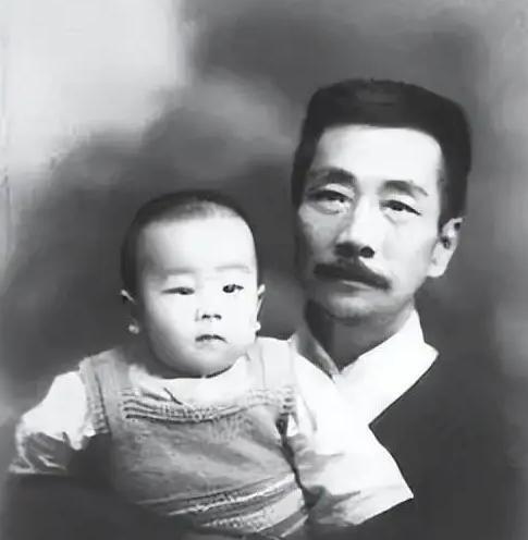 1929年，不喜欢孩子的鲁迅，突然发现妻子许广平怀孕了，并且已经好几个月无法打掉