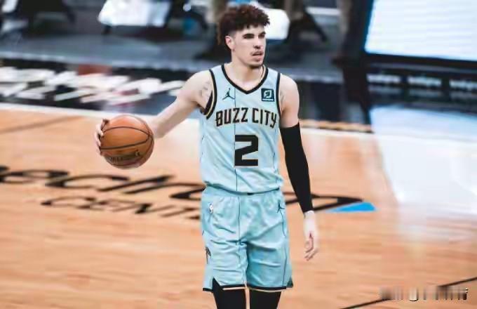 黄蜂记者:鲍尔愿意加盟像火箭那样有竞争力球队据黄蜂随队记者RodBoone透