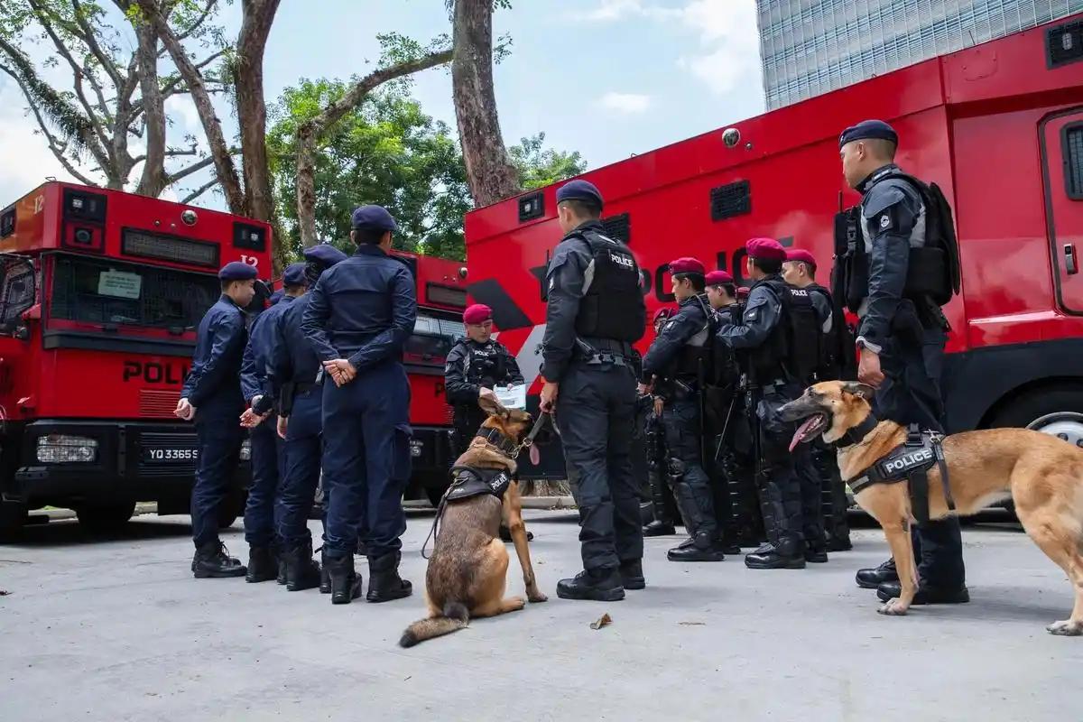 新加坡执法真双标，凭啥不罚印度人？印度人随地扔垃圾不追责，中国人随手丢纸直接重罚