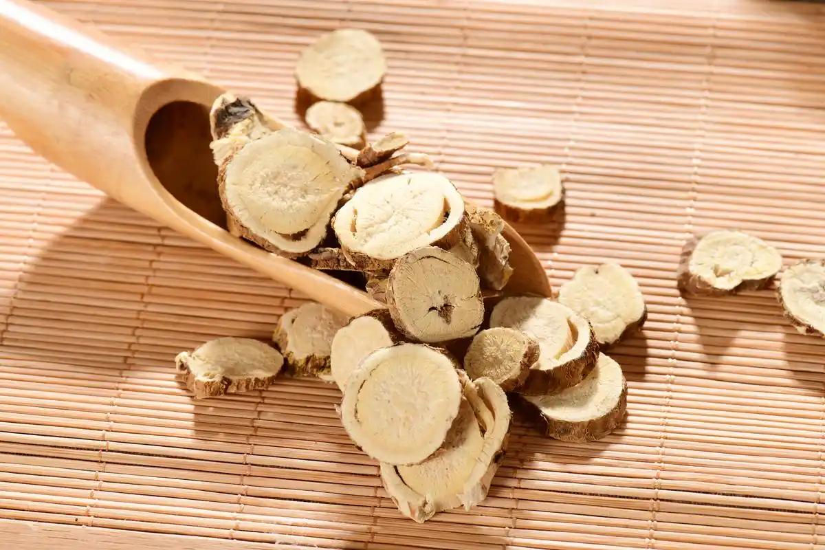 头油多痰湿，脱发多血虚，头痒多血热，辨明病因，3个中成药调养 很多人的头发爱