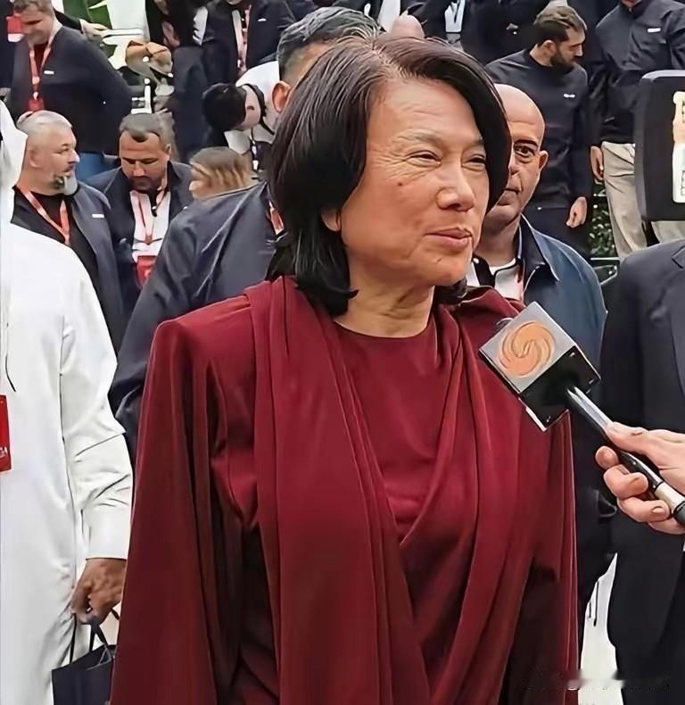 主持人问董明珠："你微信里加的都是马云、王健林、刘强东这些大人物，平时你们都聊啥
