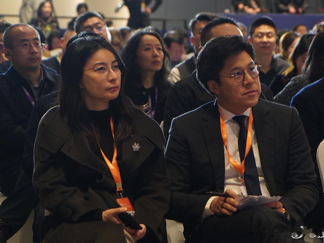 我有一种感觉随着时间推移，霍启刚感觉越来越像郭晶晶的随身挂件了，坐在郭晶晶身边