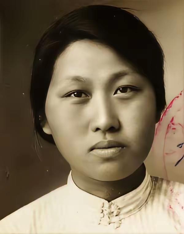 1964年，快七十的大画家潘玉良刚死了老公，立马跟开饭馆的王守义住到了一起。谁想