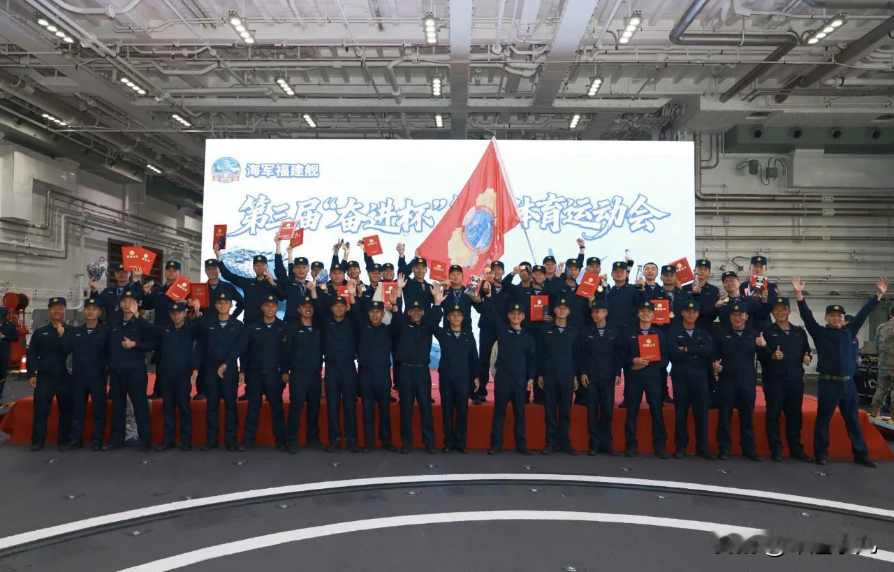 福建舰这机库，真的太大了……甲板很大，机库也很大，层顶可以看到密密麻麻各种规