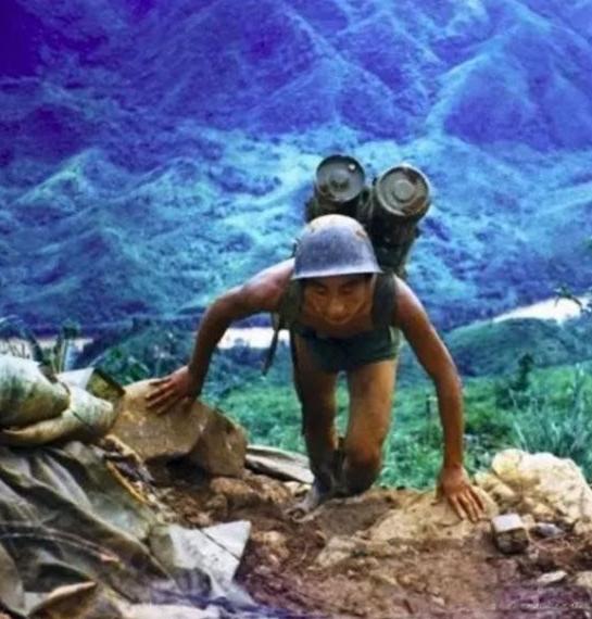 1987年11月9日下午，老山战区炮声时断时续。一名年轻的军工战士从李海欣高地交
