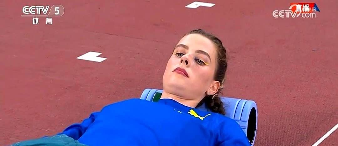 跳高女神直接跳过1米87！她连热身高度都懒得碰，1米92一次过杆就收工，网友