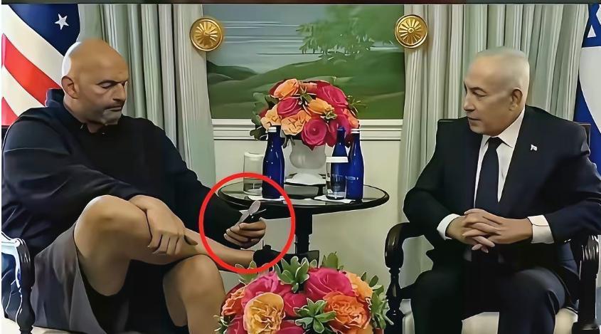 全网都在骂费特曼不懂礼貌、不尊重以色列。但我想说，你们骂错人了。费特曼穿短裤