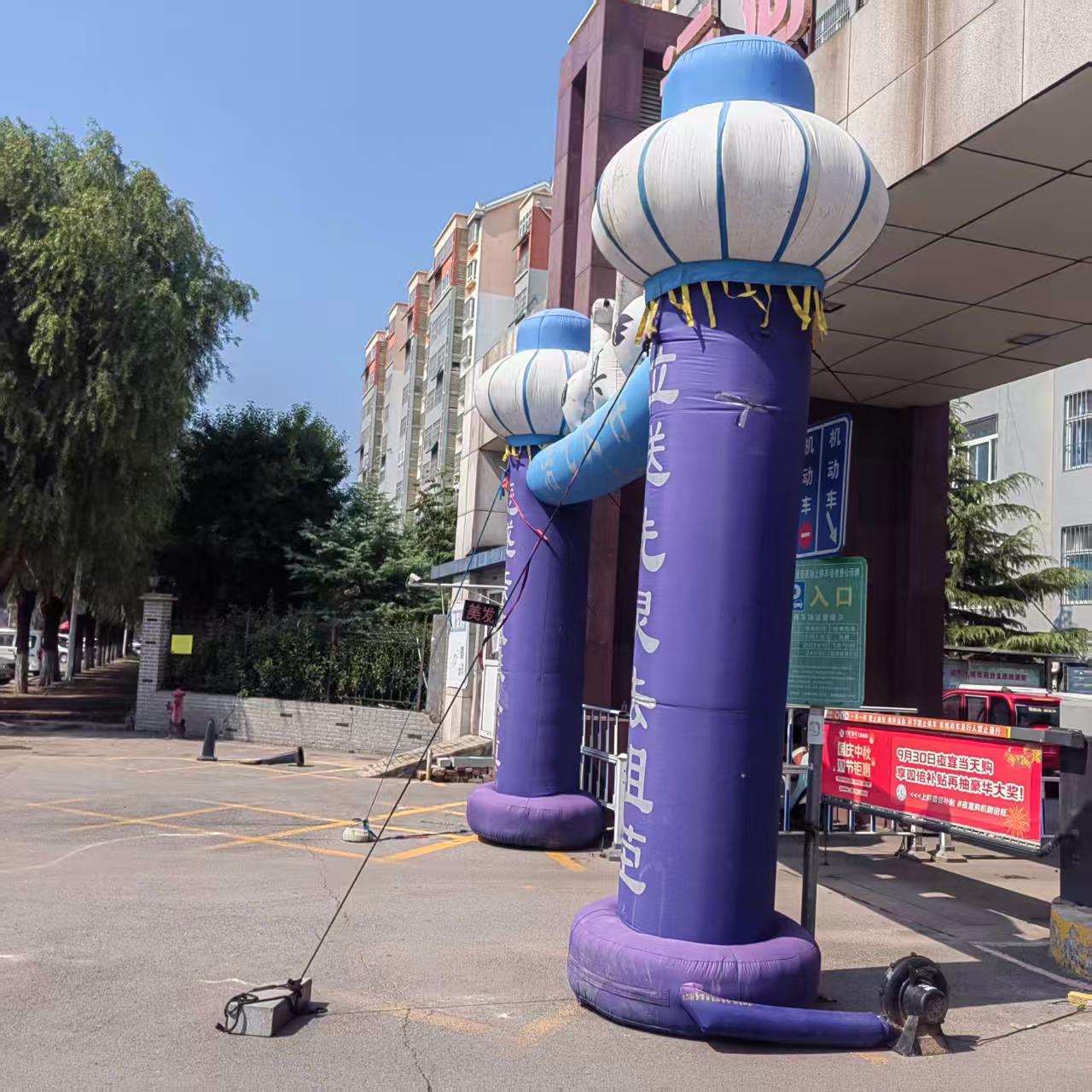 小区大门口扎起发丧的拱门，有人管吗？近日，在济宁市运河怡居佳苑小区门口赫然拉起